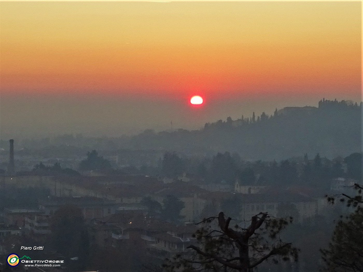 72 Il sole si arrossa e tramonta sui colli e verso la pianurra.JPG